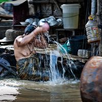 Duschzeit / shower time (Siem Reap / Kambodscha - Cambodia) / People413